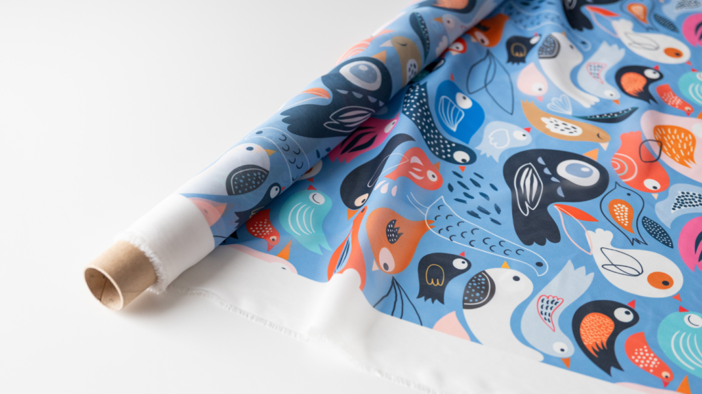 Zadrukowana tkanina. Widać, że biel materiału nie jest w pełni biała. 