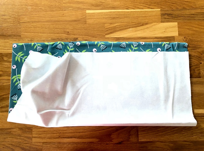 skłądanie materiału do szycia na czapkę