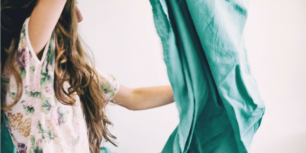 wybieranie materialu na sukienke