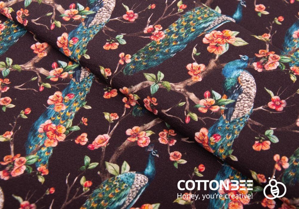 wzor w pawie na brazowym tle